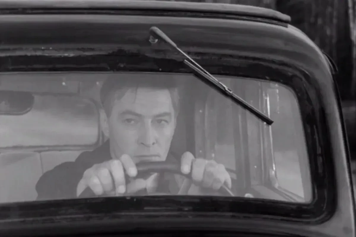 В фильме СССР "Семнадцать мгновений весны" Штирлиц слушает песни, которых на момент съёмок фильма ещё не существовало. Кадр из фильма "Семнадцать мгновений весны", режиссёр Татьяна Лиознова, сценарист Юлиан Семенов / Kinopoisk