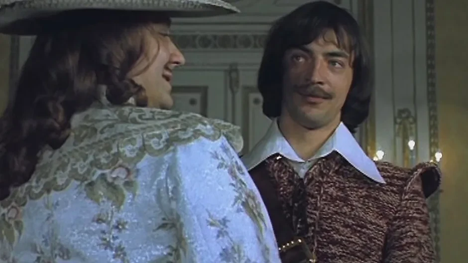 В фильме СССР "Д’Артаньян и три мушкетёра" на стене должны были висеть обычные свечи, но вместо них поставили электронные лампочки. Кадр из фильма "Д`Артаньян и три мушкетёра", режиссёр Георгий Юнгвальд-Хилькевич, сценарист Марк Розовский, Александр Дюма отец / Kinopoisk