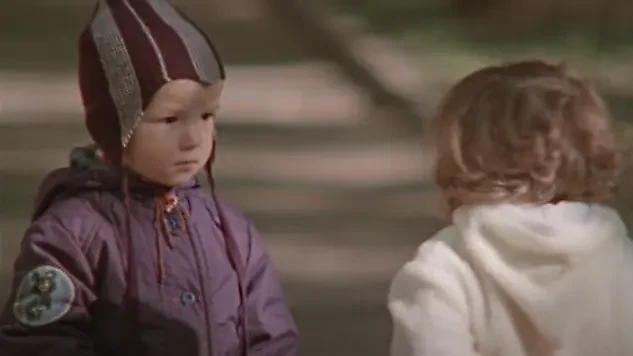 В старом фильме СССР "Покровские ворота" мальчику на руку наклеили нашивку с символом Олимпиады 1980 года, которая ещё не прошла. Кадр из фильма "Покровские ворота", режиссёр Михаил Козаков, сценарист Леонид Зорин / Kinopoisk