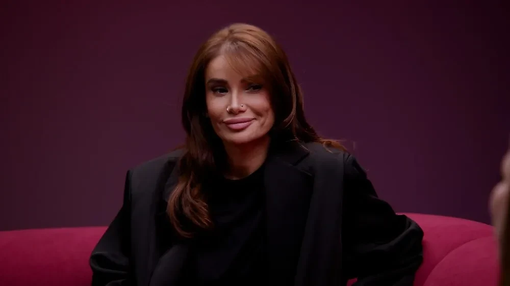 Блогерша Айза-Лилуна Ай (Айза Анохина) стала гостьей нового шоу Super "Директ". Телеведущая проекта — журналистка Анна Пронина. Обложка © YouTube / Super