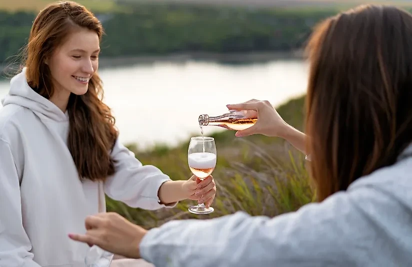 Нарколог выступил против запоев на майские праздники. Фото © Freepik