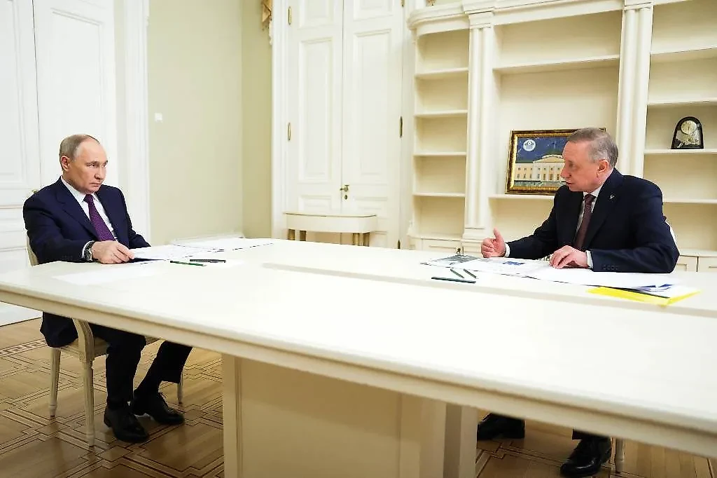 Президент РФ Владимир Путин и губернатор Санкт-Петербурга Александр Беглов. Обложка © ТАСС / Гавриил Григоров