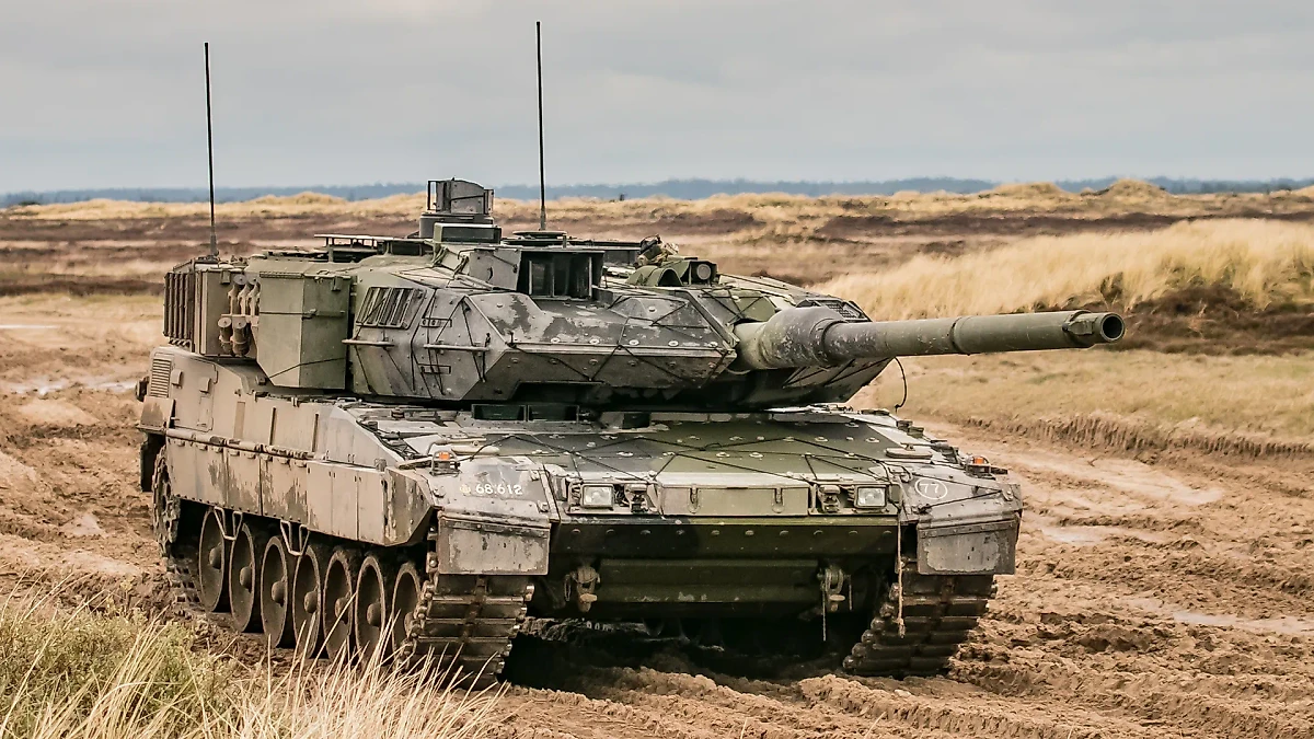 Сравнение Т-90 и немецкого танка Leopard 2. Фото © Shutterstock / FOTODOM