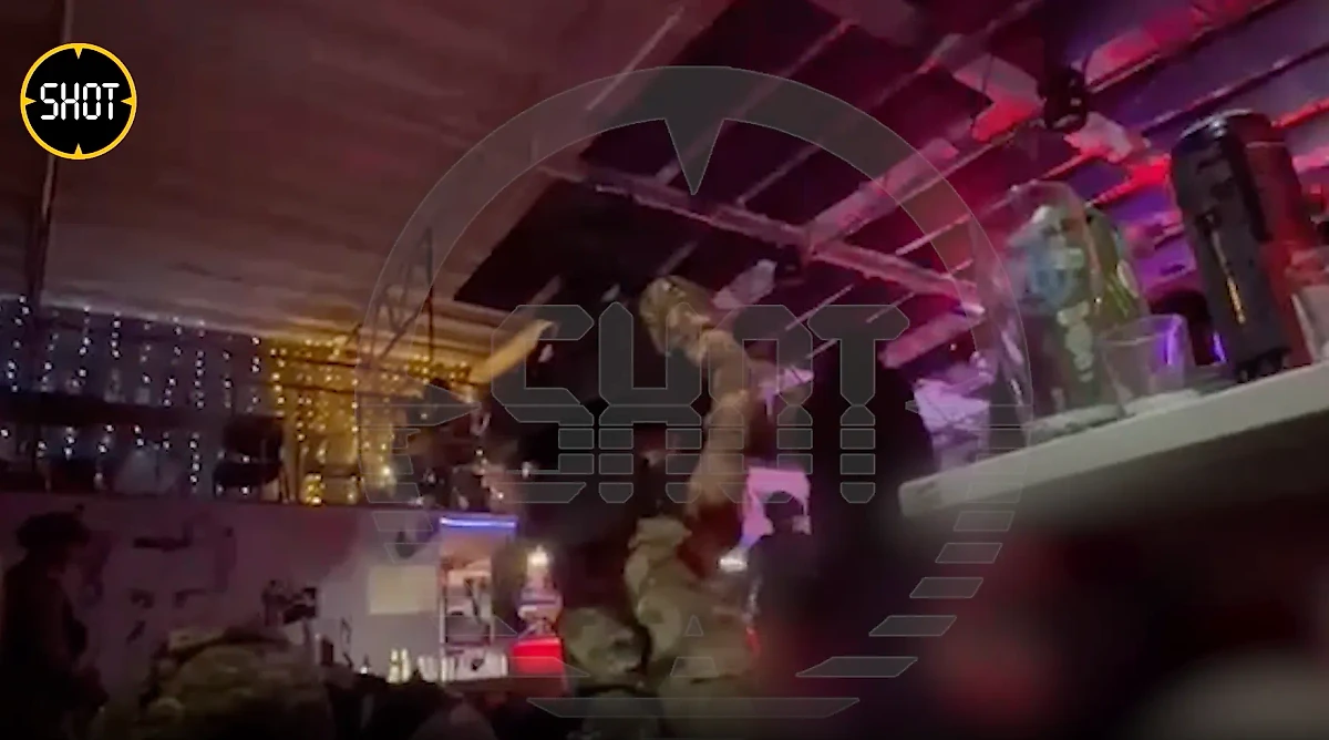 Кадры первых минут работы силовиков в клубе в Нижнем Новгороде, где выступала "Коррозия металла". Обложка © Telegram / SHOT