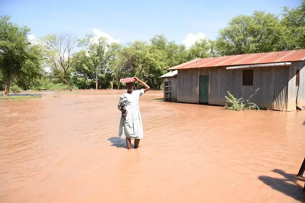 Кенийская девочка спасла козлёнка во время наводнения в стране. Фото © Shutterstock / FOTODOM