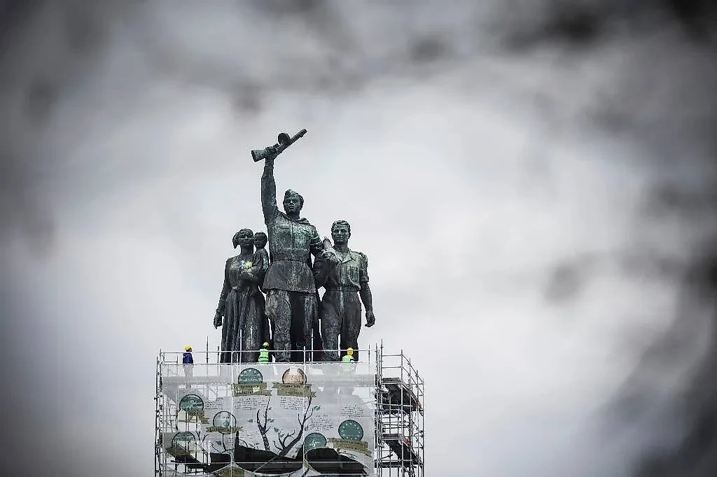 Демонтаж памятника Советской армии в Софии. Фото © ТАСС / Valentina Petrova