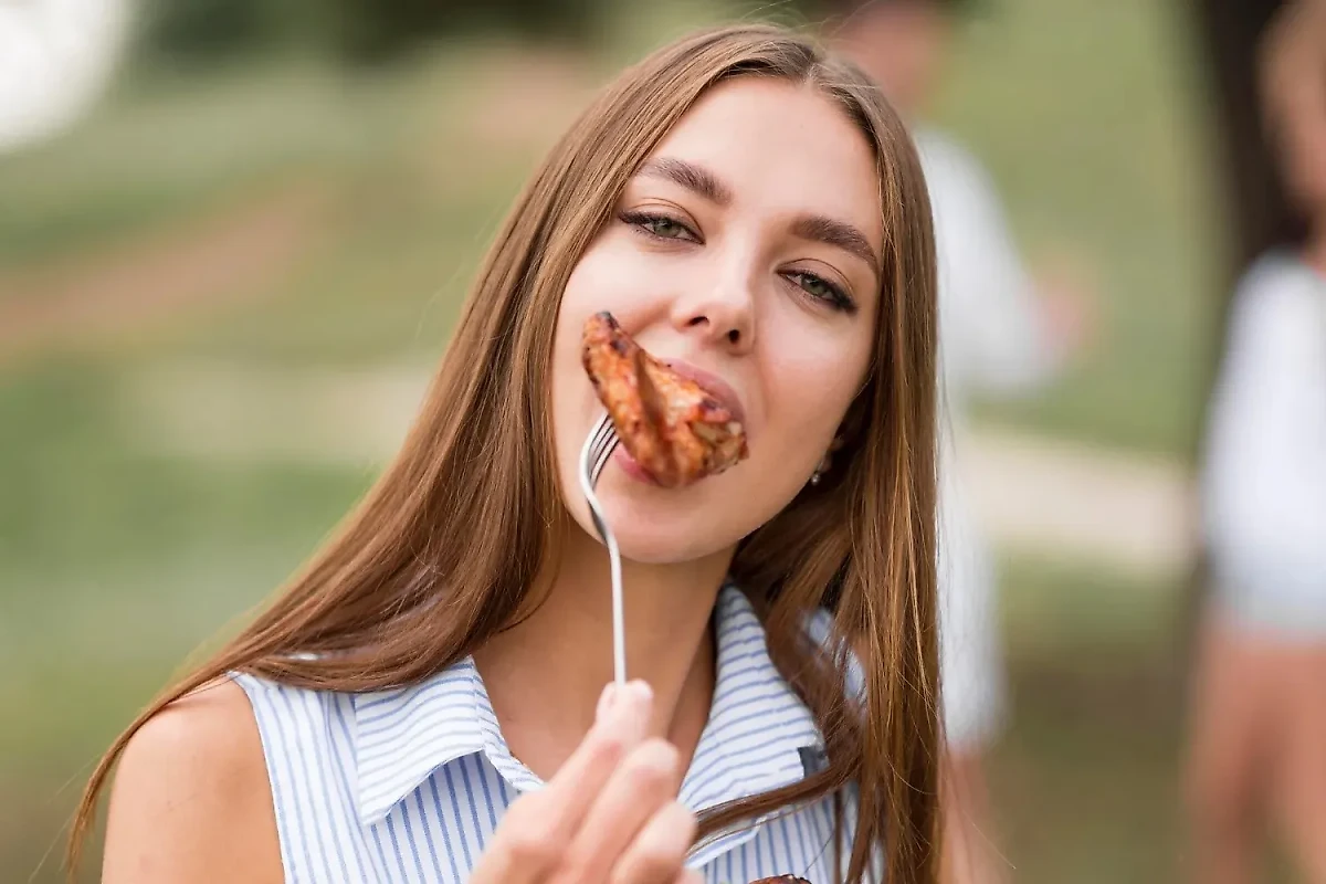 Главный ингредиент хорошего шашлыка — это качественное мясо. Фото © Freepik