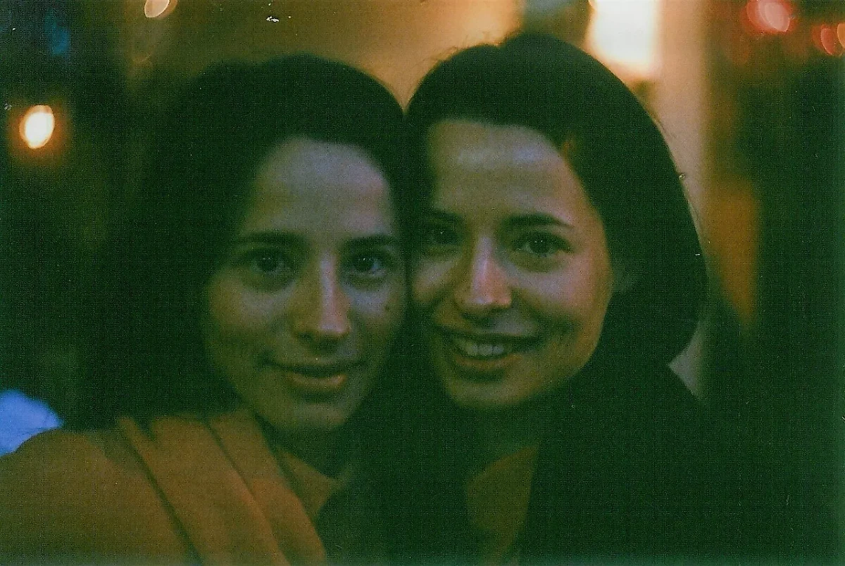 Дочери Владимира Сорокина в 2012 году — сёстры-близнецы Мария (слева) и Анна. Им здесь по 32 года. В последнее время фотографии девушек стали исчезать из публичного доступа. Фото © VK / Евген Зайцман