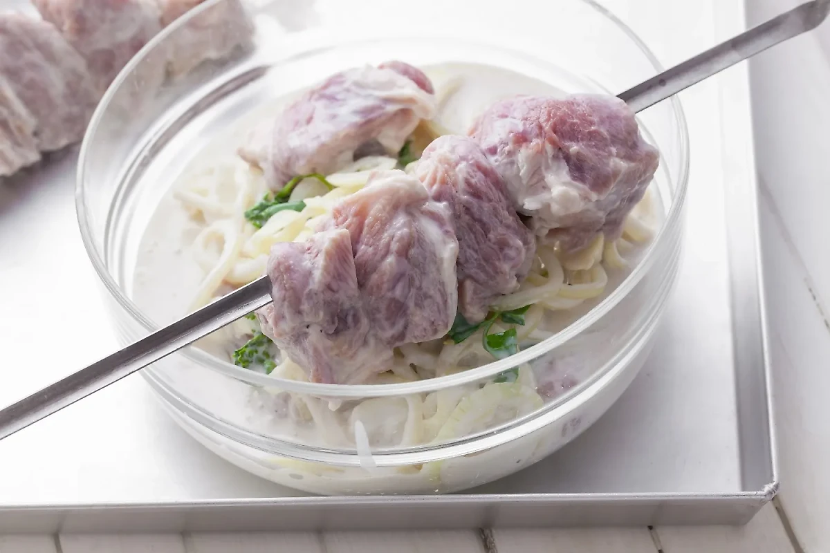 Получится ли вкусным шашлык, если его замариновать в кефире? Полагаем, что да. Фото © Shutterstock / FOTODOM