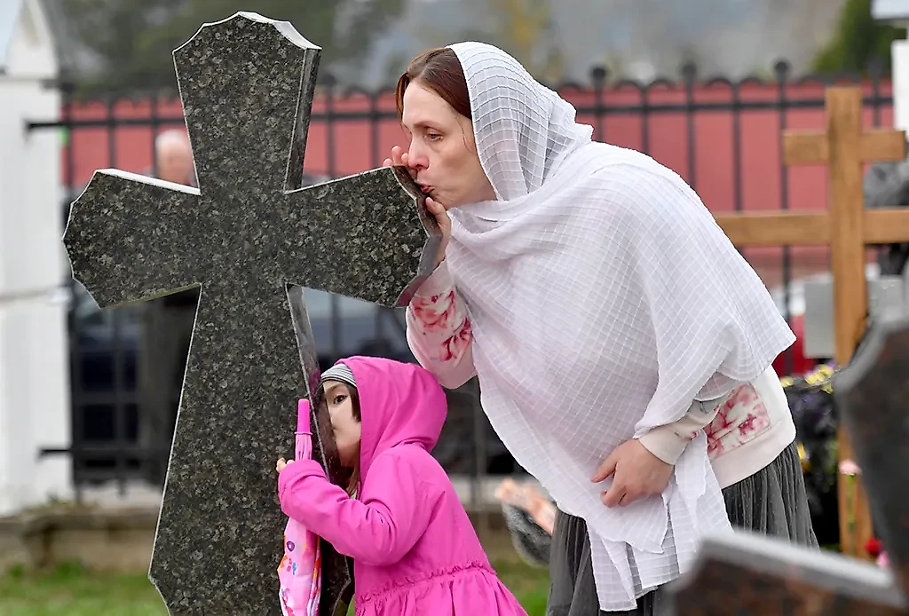 Можно ли детям на кладбище? Если это не похороны, то запрета на посещение детьми нет. Фото © ТАСС / Виктор Драчев