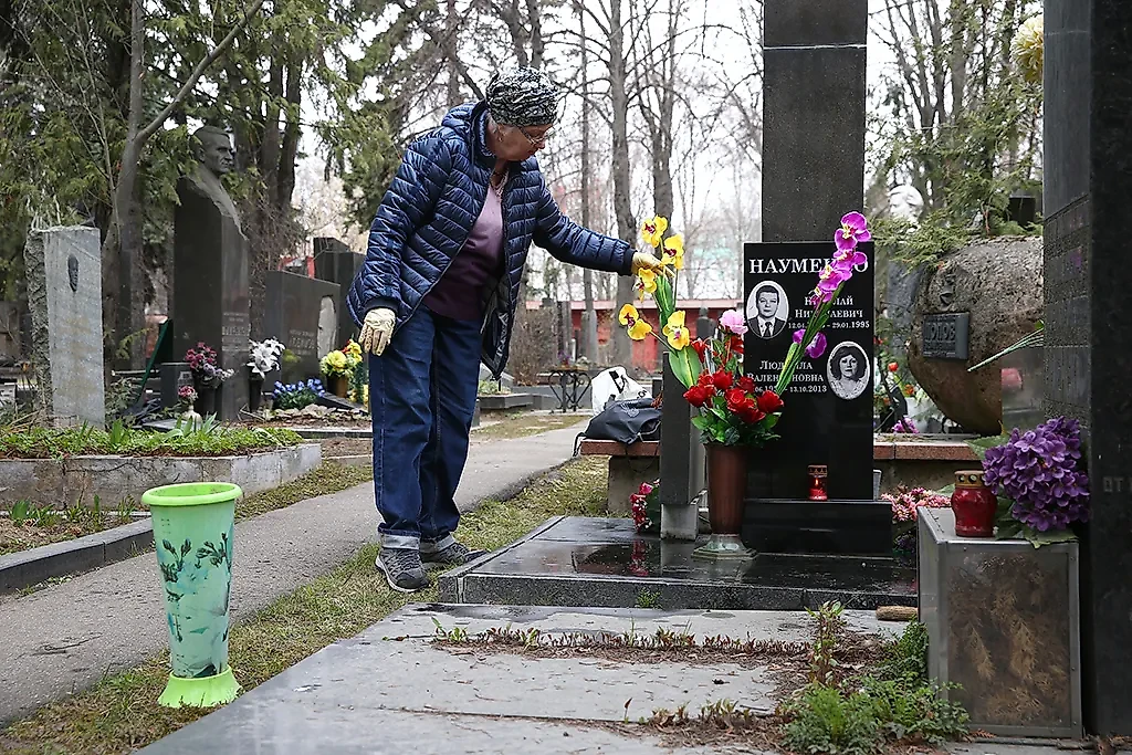 Убрать могилу на кладбище можно в вольном порядке. Фото © ТАСС / Гавриил Григоров