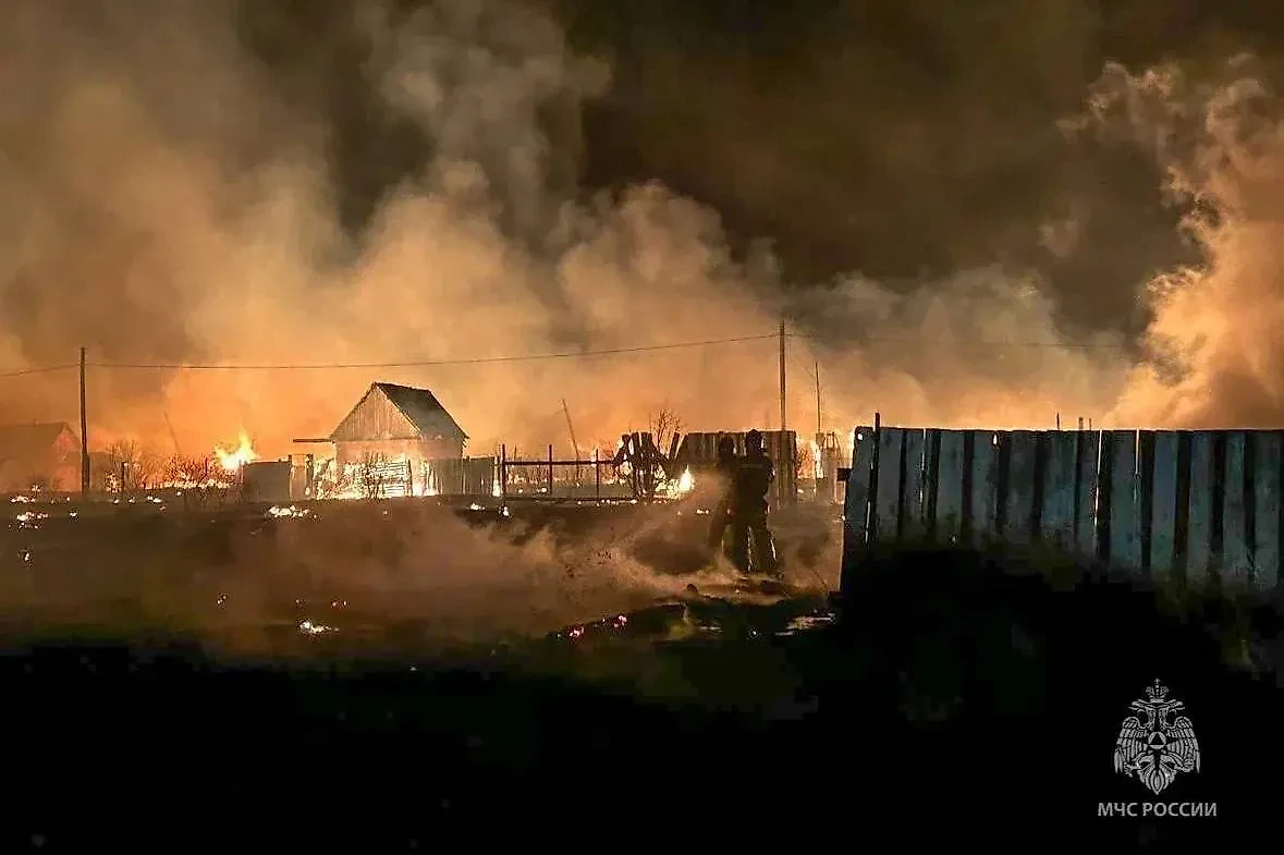 Пожарные ликвидировали открытое горение в Бурятии. Обложка © Telegram / МЧС России