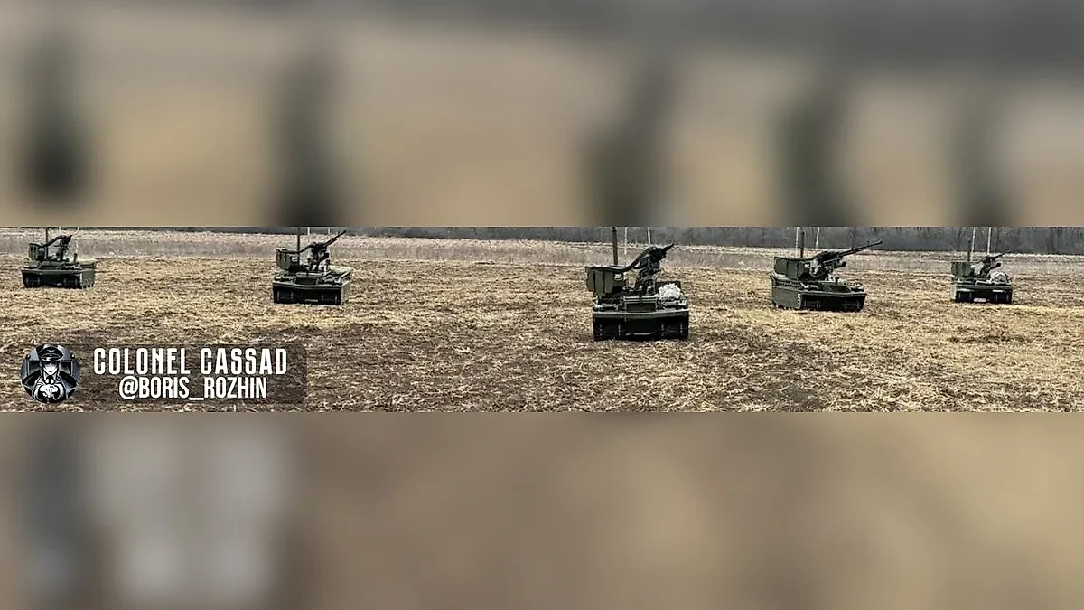 Наземные роботы, оснащённые модулями АГС-17. Фото © Telegram / Colonelcassad
