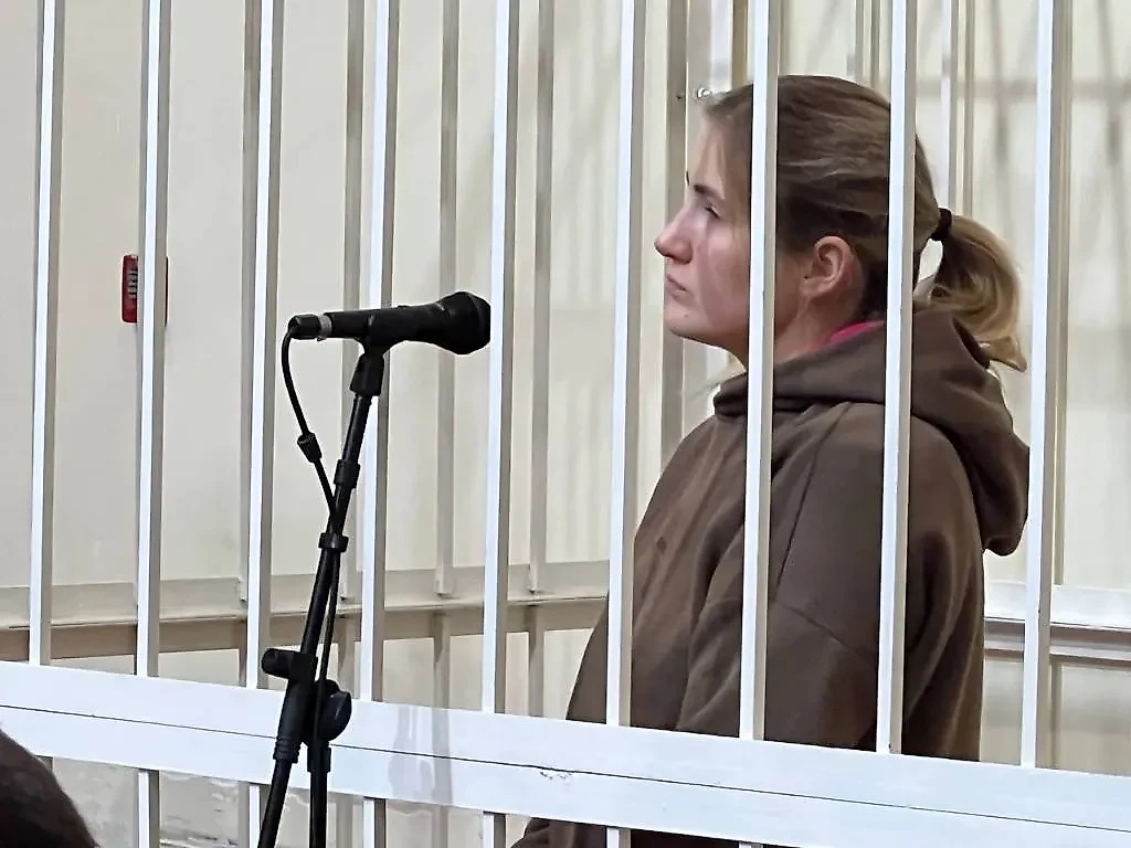 Блогерша Алёна Агафонова, которая трогала грудь памятника "Родина-мать зовёт!". Обложка © Telegram / Объединённая пресс-служба судов Волгоградской области