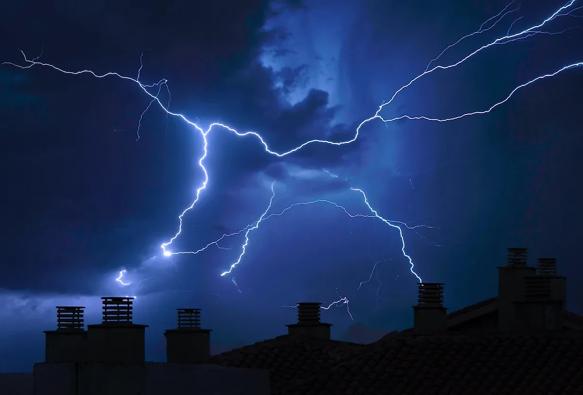 В Японии молния попала в школьников на стадионе. Обложка © freepik