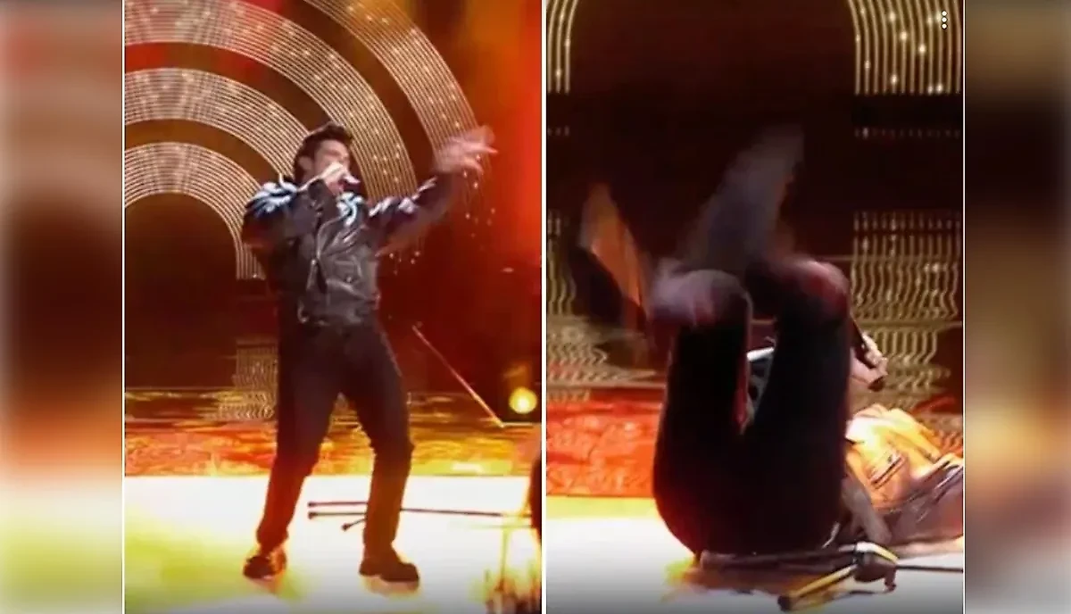 Участник шоу "Голос" Богдан Шувалов споткнулся о стойку микрофона, но не растерялся. Фото © 1tv.ru