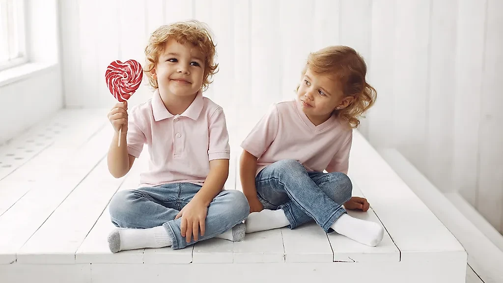 10 апреля не забудьте поздравить брата или сестрёнку. Вы — счастливчик, если у вас они есть. Фото © Freepik / prostooleh