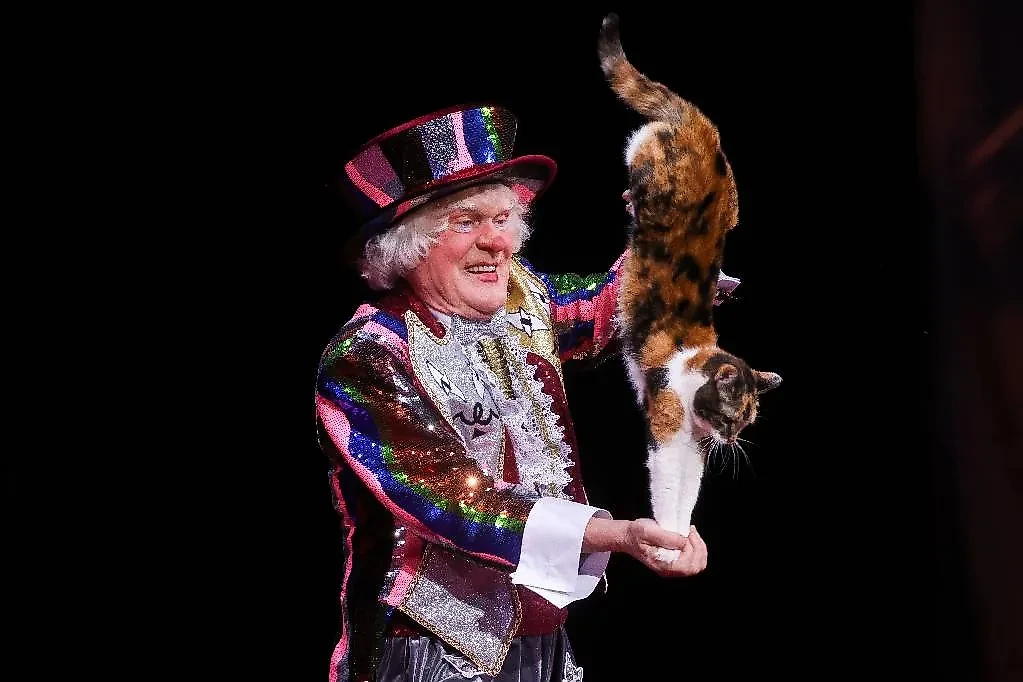 Дрессировщик Юрий Куклачёв во время бенефиса "Жемчужная нить жизни" по случаю своего 75-летия в концертном зале "Вегас сити холл". Фото © ТАСС / Сергей Карпухин