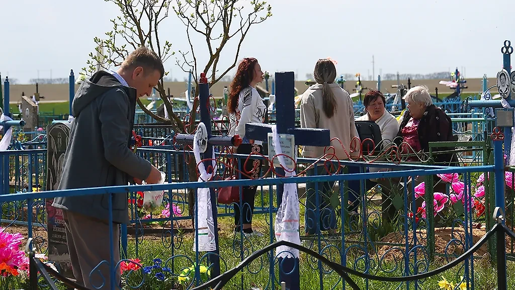 Чего нельзя делать на кладбище? Приметы и запреты. Обложка © ТАСС / Александр Щербак