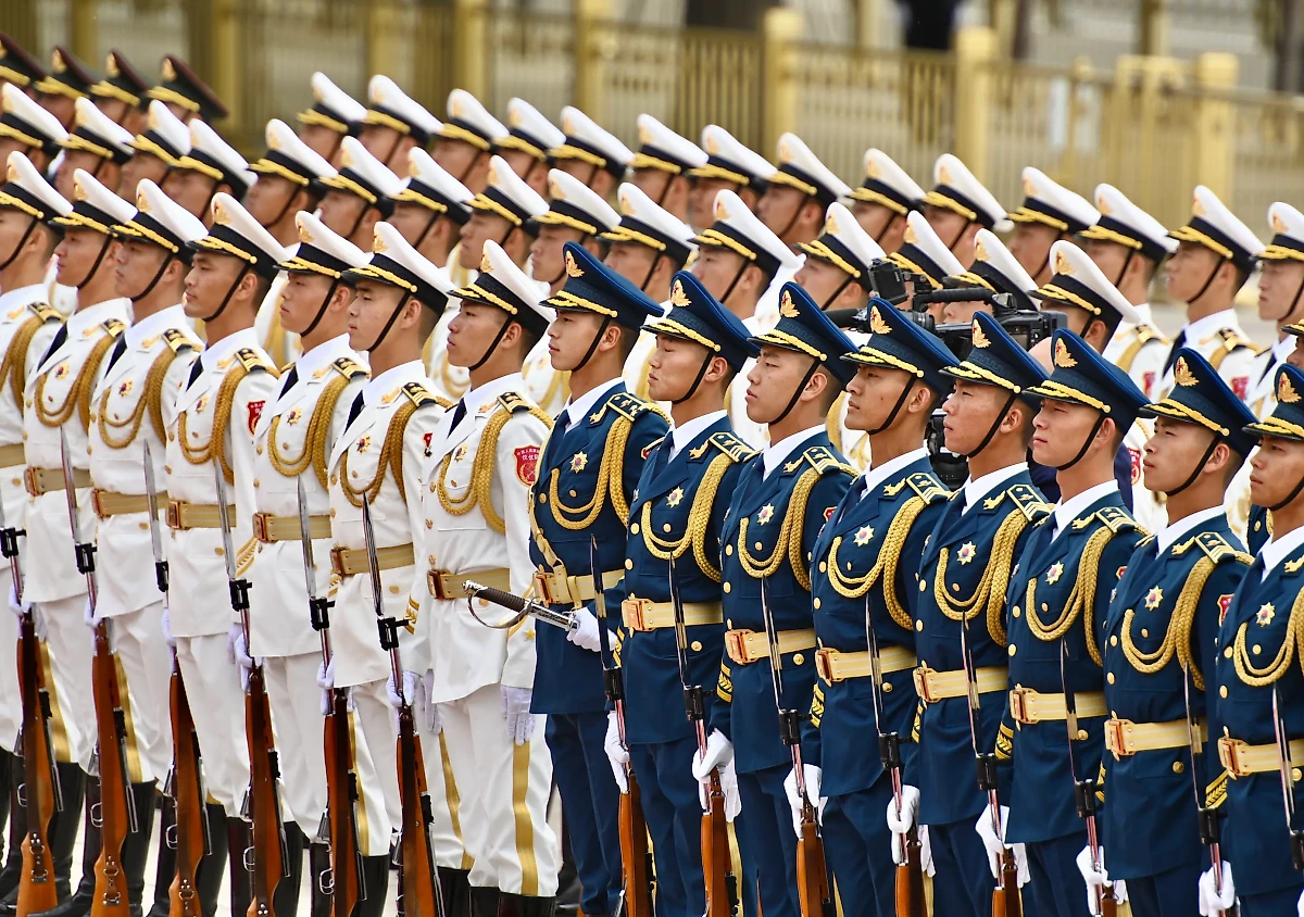 В состав батальона почётного караула Пекинского гарнизона входят представители Сухопутных войск, ВМС и ВВС Народно-освободительной армии. Рост солдата мужского пола в батальоне должен быть не менее 180 см, для женщин — не менее 173 см. Фото © Life.ru / Павел Баранов