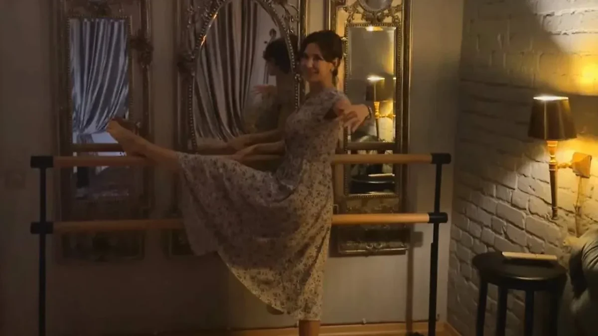 Балетный станок в спальне Екатерины Климовой. Фото © YouTube / Екатерина Климова