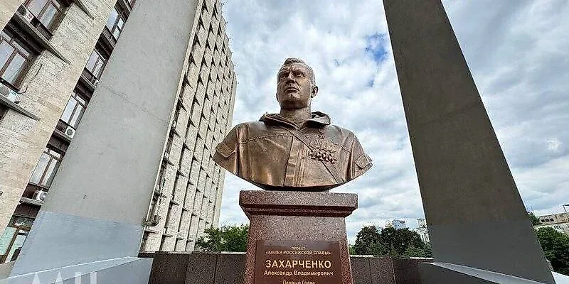 Бюст первого руководителя ДНР Александра Захарченко перед Домом правительства в Донецке. Обложка © Telegram / Захар Прилепин
