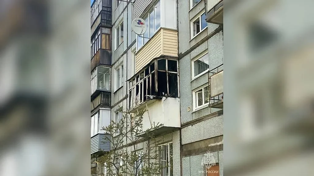 В Вологде электросамокат стал причиной пожара на балконе второго этажа. Обложка © Telegram / МЧС России