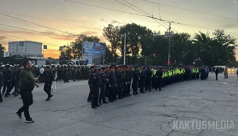 Ситуация в Бишкеке нормализовалась только к рассвету. Обложка © Telegram / Kaktus Media