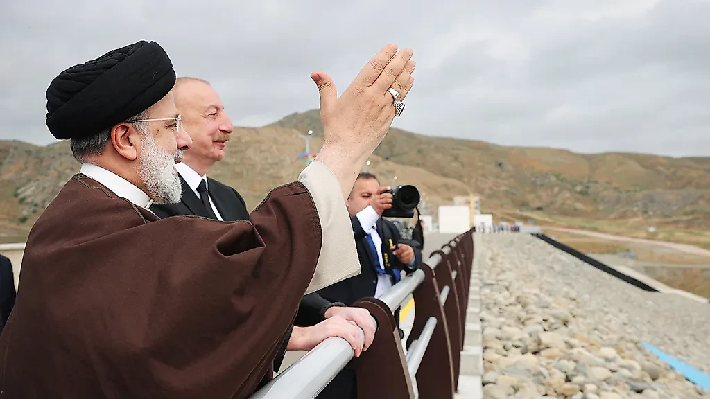 Глава Ирана Эбрахим Раиси (слева) и Ильхам Алиев на церемонии открытия плотины "Гыз-Галасы", построенной Ираном и Азербайджаном на реке Аракс. Обложка © ТАСС / Zuma