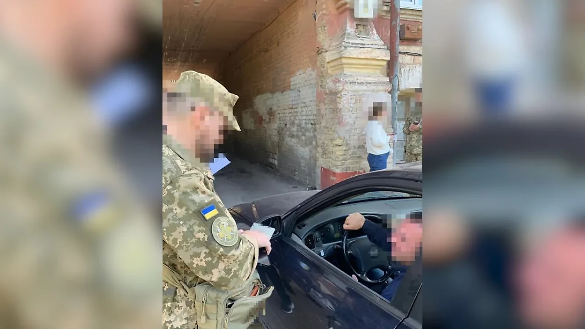 Сотрудник СБУ общается с мужчиной в Киеве. Обложка © Telegram / Служба безопасности Украины