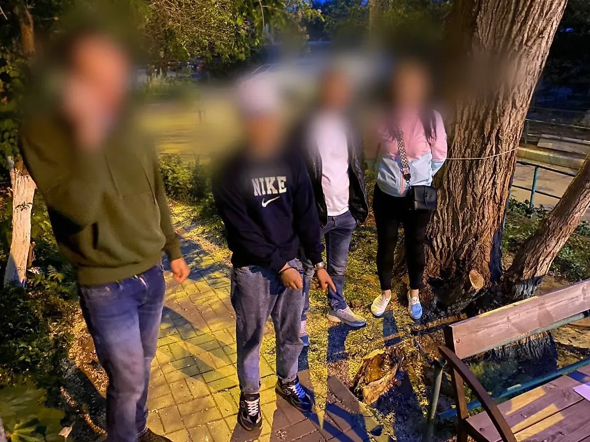 В Астрахани задержан распространитель наркотиков, а также проводятся обыски в домах потребителей запрещённых веществ. Фото © Telegram / Астраханская полиция