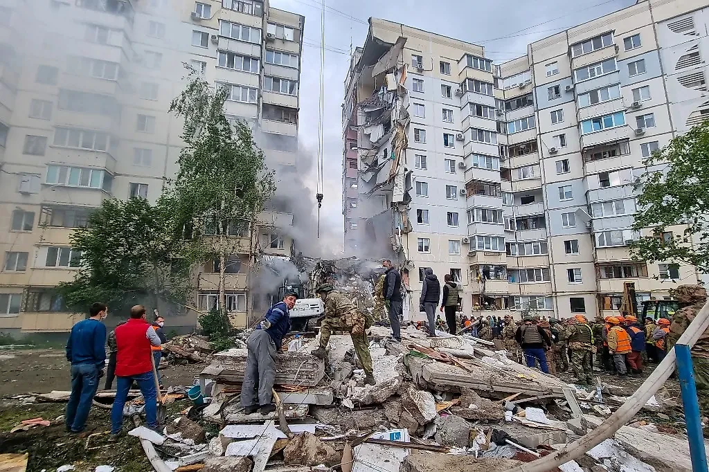 Двор пострадавшего дома, где в результате обстрела ВСУ 12 мая обрушен подъезд. Фото © ТАСС / Елизавета Демидова