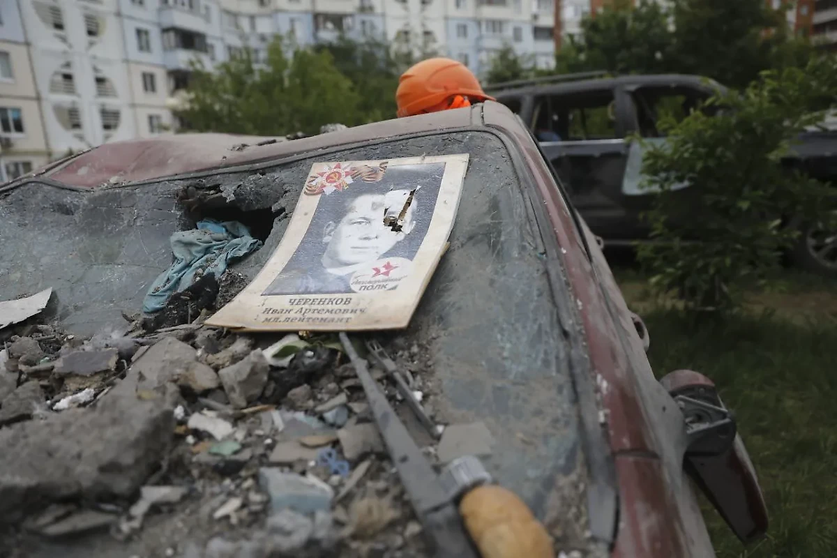 Обломки подъезда дома на улице Щорса. Фото © Life.ru