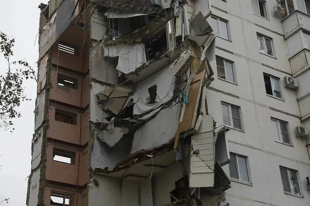 Разрушенная ударом ВСУ многоэтажка в Белгороде. Обложка © Life.ru / Андрей Тишин