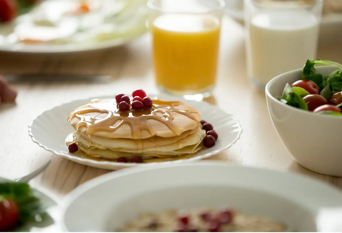 Хлопья с молоком, крупы быстрого приготовления, фруктовые соки и смузи, блины не подходят для завтрака. Обложка © Freepik / yanalya