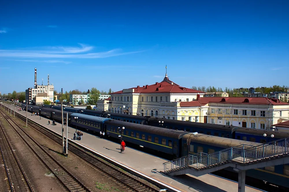 Ж/д вокзал в Херсоне. Обложка © Shutterstock / FOTODOM / Tatka Alekseeva