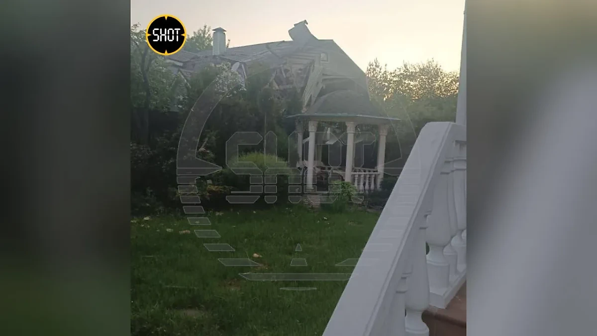 Частный дом в Балашихе, на который упали обломки украинского БПЛА. Обложка © SHOT