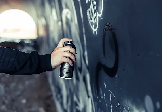 Вандалы испортили портреты героев СВО. Обложка © freepik