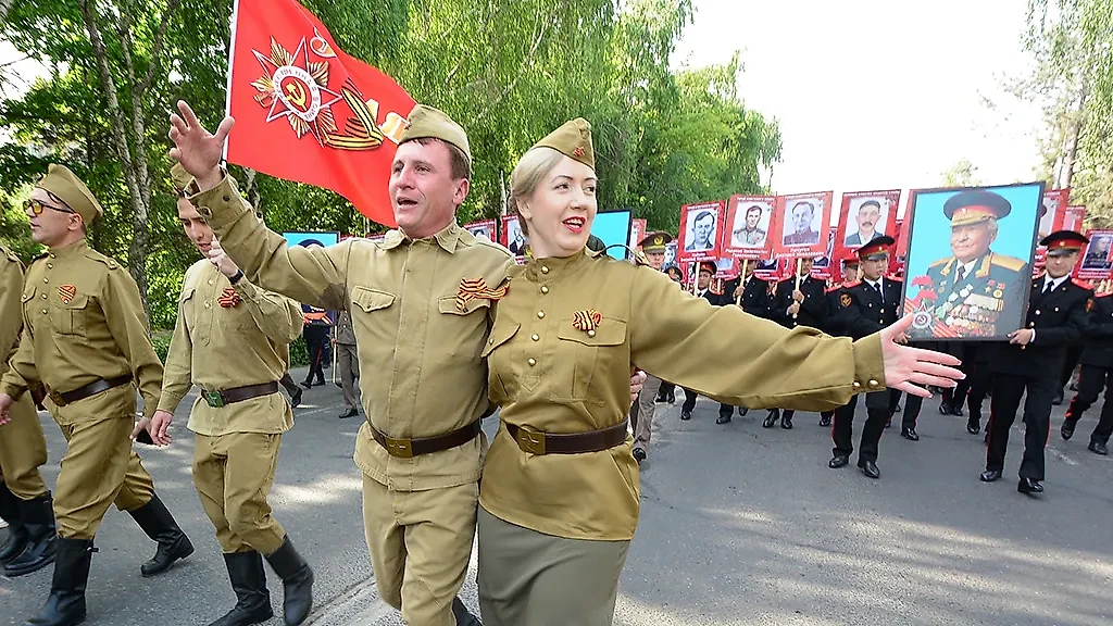 Участники акции "Бессмертный полк", Бишкек, Киргизия. Фото © ТАСС / Владислав Ногай