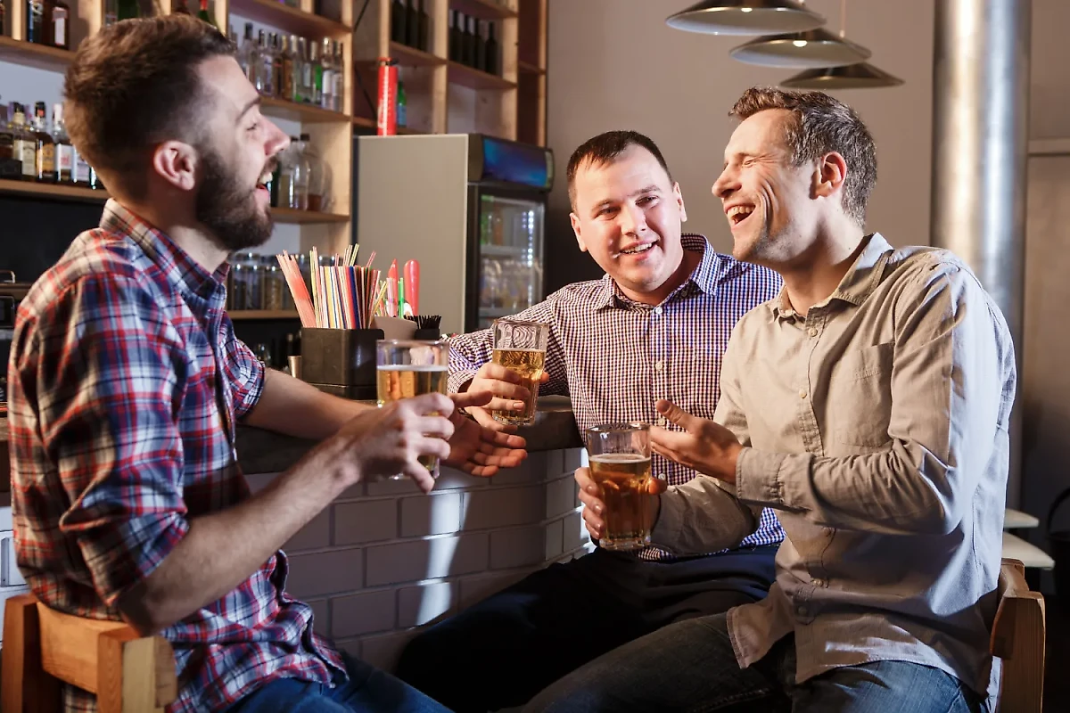 Не сильно любящий мужчина перестаёт хотеть как можно скорее приехать домой. Фото © Freepik / master1305