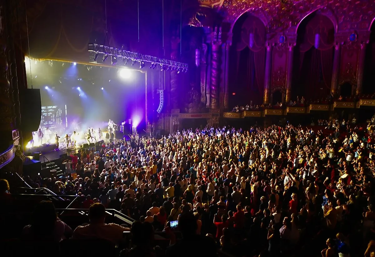 В отличие от группы "Би-2", по большей части игравшей в Америке в маленьких кабаках, Сердючка сумела собрать большой зал. Фото © Instagram (признан экстремистской организацией и запрещён на территории Российской Федерации) / v_serduchka