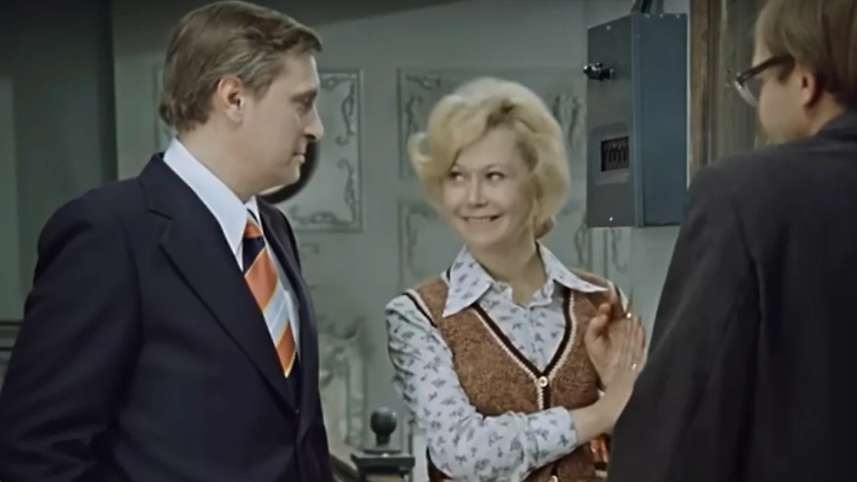 Светлана Немоляева. Кадр из фильма “Служебный роман”, режиссёр Эльдар Рязанов, сценарист Эмиль Брагинский / Kinopoisk