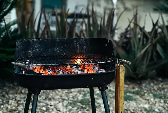 Подросток чуть не сгорел из-за мангала. Обложка © freepik / HelloDavidPradoPerucha