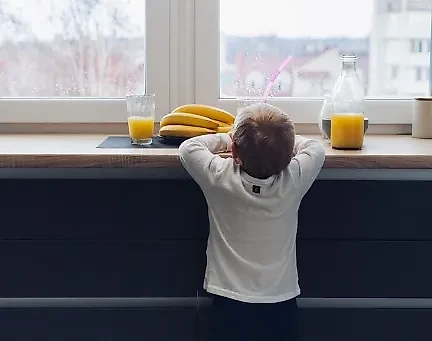 В Бердянске двоих детей выбросили с пятого этажа. Обложка © Freepik