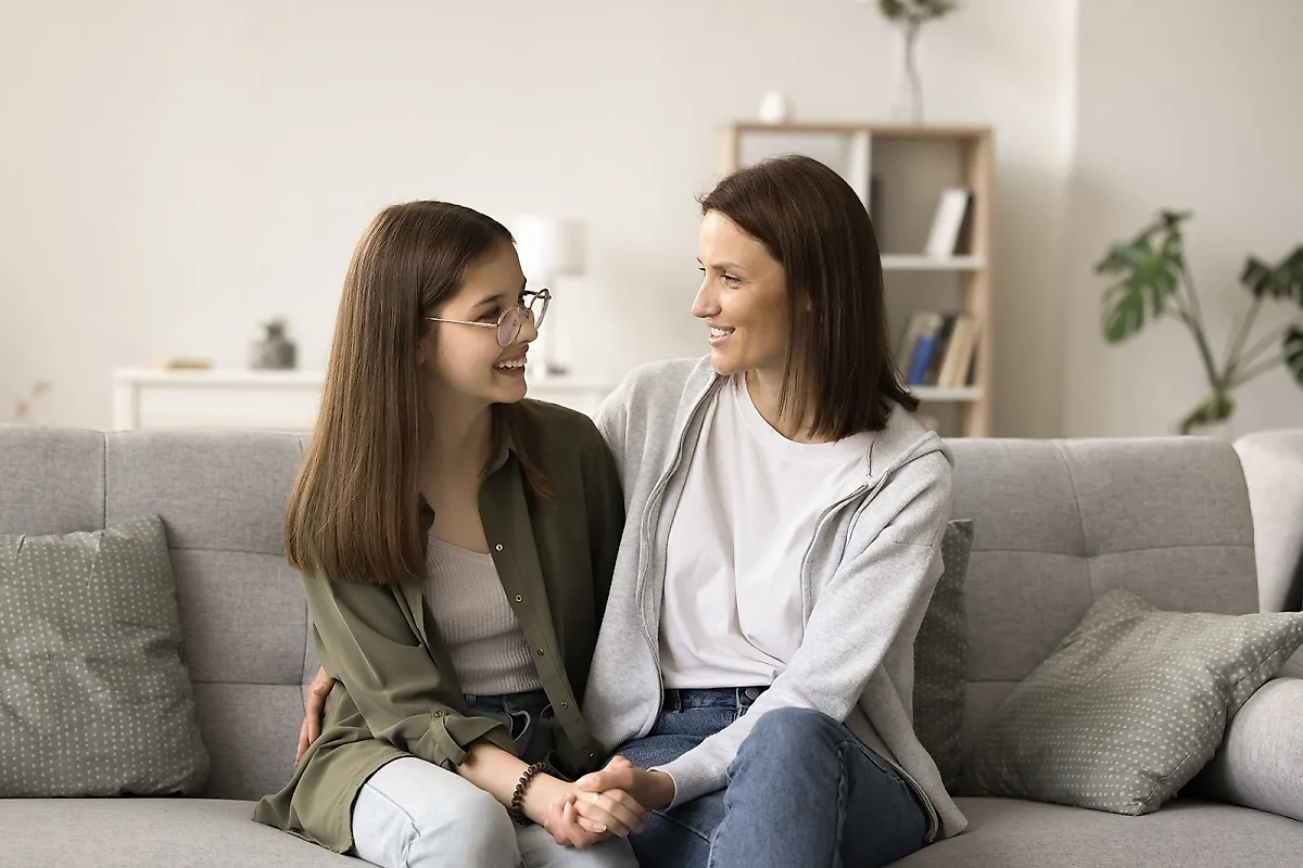 Если подросток попросил вас помочь и объяснил подробно, с чем и в каких вопросах у него не получается, — это тот самый момент, когда ему нужно помочь. Фото © Shutterstock / fizkes