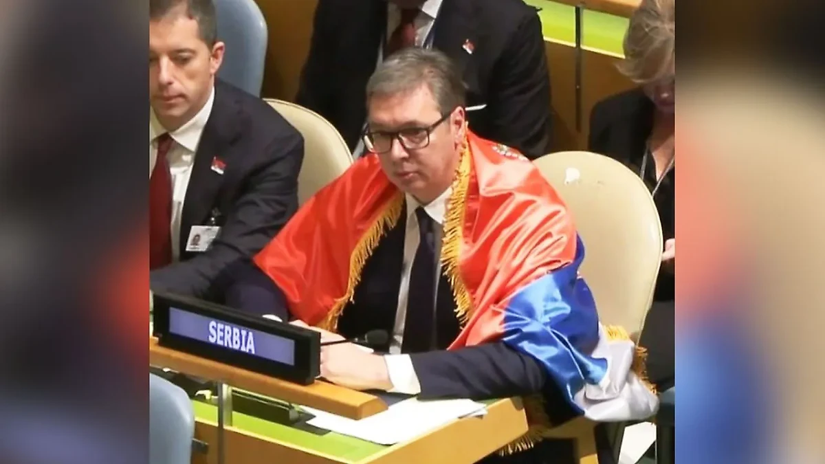 Вучич в сербском флаге. Фото © Facebook (признан экстремистской организацией и запрещён на территории Российской Федерации) / Александар Вучић