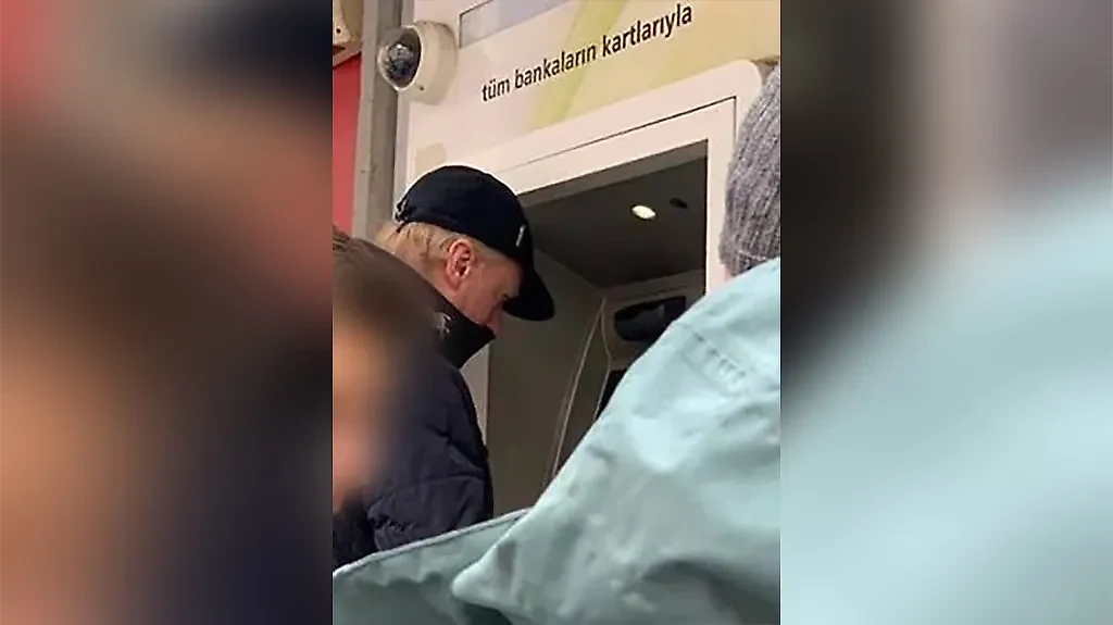 Человека, очень похожего на Чубайса, увидели в Турции — там в Стамбуле он снимал наличные в уличном банкомате. Фото © Telegram / kommersant