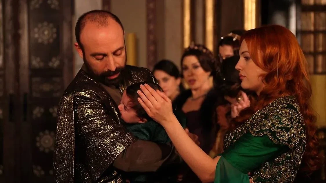 Жестокие наказания для наложниц османского гарема. Кадр из сериала © "Великолепный век". Режиссёры Дурул Тайлан, Ямур Тайлан, Ягыз Алп Акайдын и др., сценаристы Мераль Окай, Йылмаз Шахин / Kinopoisk