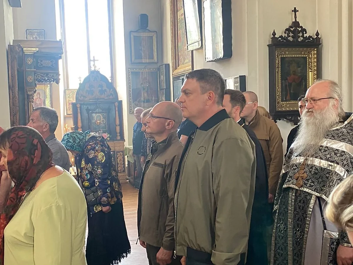 Пасечник и Кириенко посетили службу в Свято-Вознесенском соборе города Александровска. Фото © Telegram / Леонид Пасечник
