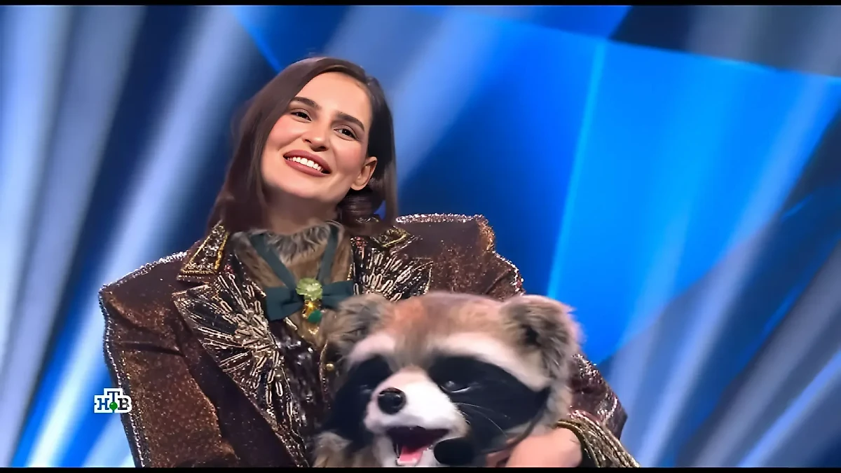 Кем оказался победитель шоу "Маска" в пятом сезоне? Кого разоблачили последним? Угадали ли судьи имя маски-победителя? Енотом оказалась певица Севиль. Фото © ntv.ru